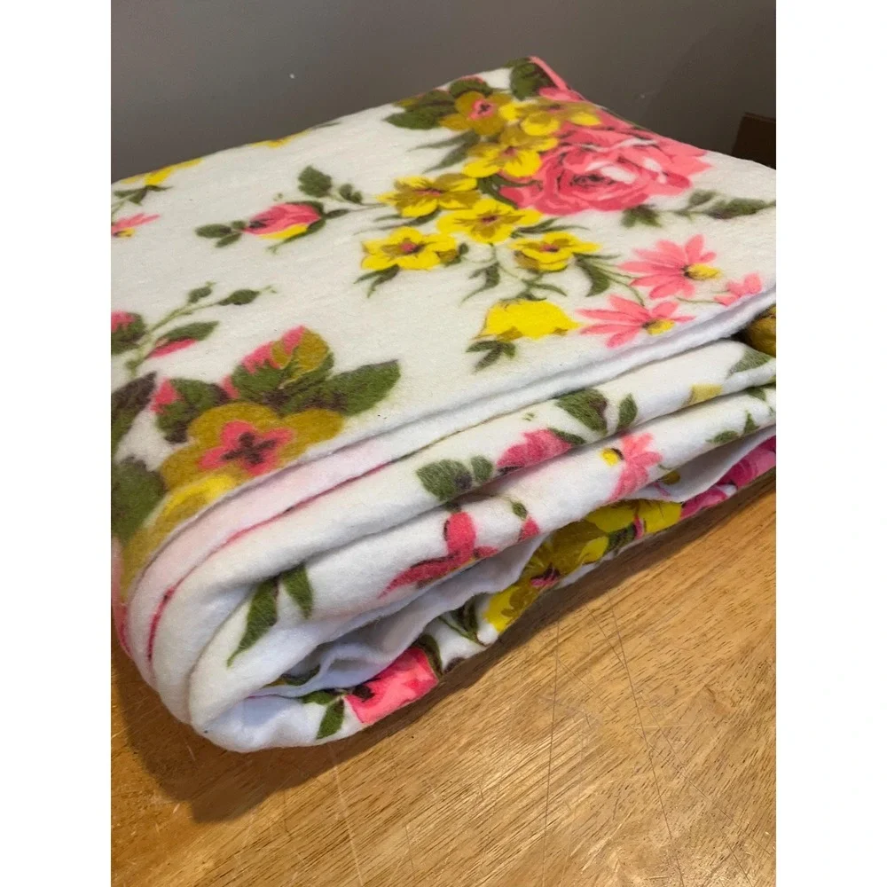 Beacon Flora Pink Yellow Floral Flowers Satin Trim Blanket Full Size 80 X 90 VTG